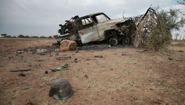 Сгоревший автомобиль боевиков-исламистов поблизости от освобожденного города Кона. Архивное фото