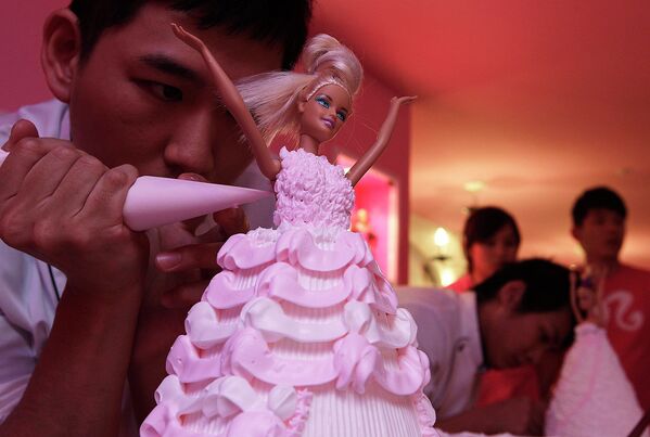 Кондитер готовит торт к открытию кафе в стиле куклы Барби в Тайпее, Тайвань