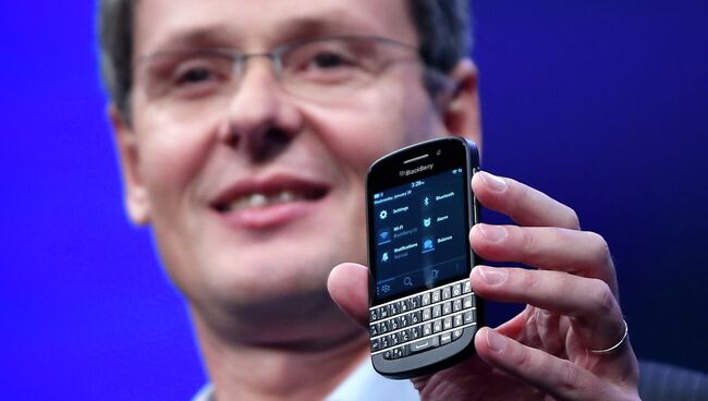 Гендиректор RIM Торстен Хейнс демонстирует смартфон на базе системы BlackBerry 10