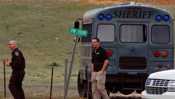 Сотрудники полиции работают недалеко от места, где мужчина напал на школьный автобус и захватил в заложники 6-летнего мальчика
