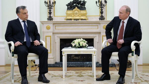 Президент РФ Владимир Путин (справа) во время встречи в с премьер-министром Венгрии Виктором Орбаном