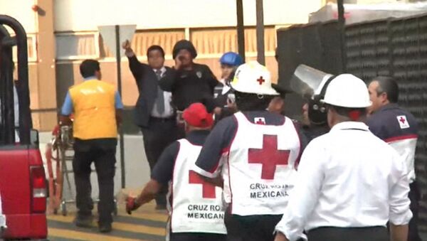 Спасатели эвакуировали людей с места взрыва в высотке в Мехико