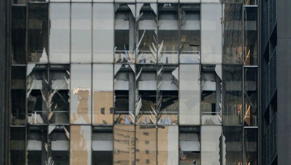 Разбитые окна в здании Pemex в Мехико, где прогремел взрыв
