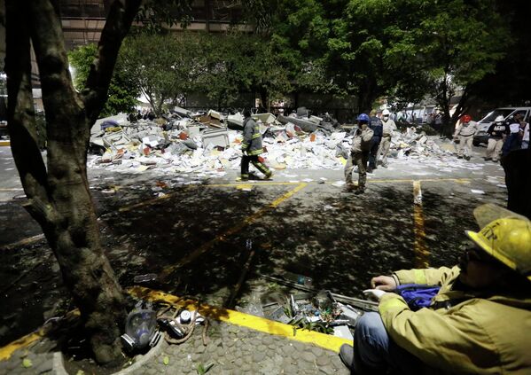 Последствия взрыва в здании Pemex в Мехико