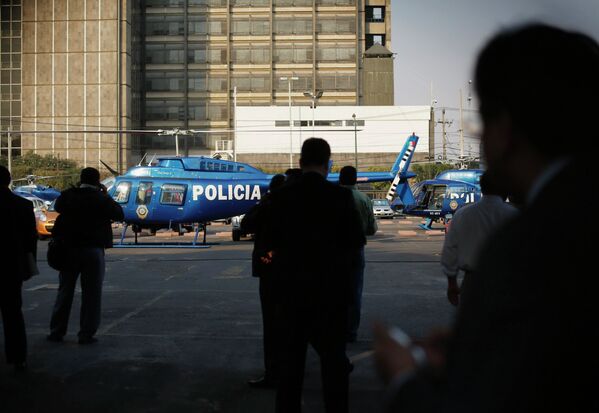 Полицейские вертолеты у здания Pemex в Мехико, где прогремел взрыв