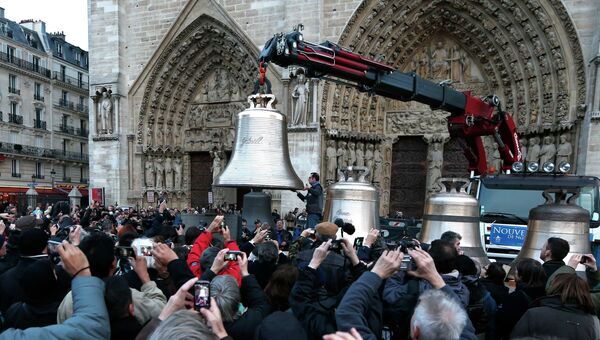 Поднятие колокола Габриэль на колокольню Собора Парижской Богоматери