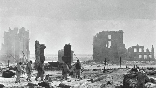 Солдаты идут по разрушенному центру Сталинграда.