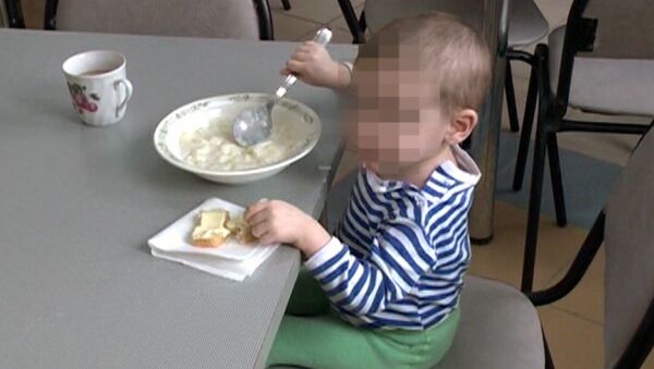 Попавший с больницу с дистрофией приемный ребенок ест кашу и бутерброды
