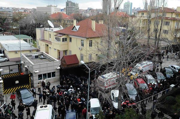 На месте взрыва рядом с посольством США в Анкаре
