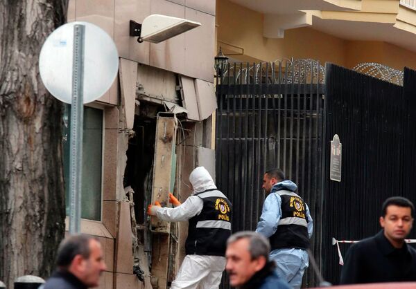 Спасатели работают на месте взрыва рядом с посольством США в Анкаре