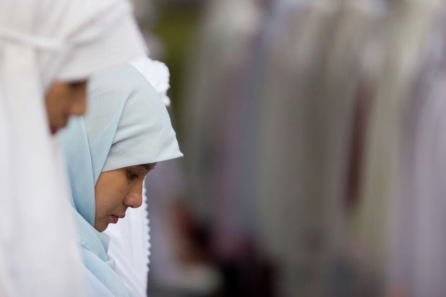 Юные мусульманки во время молитвы