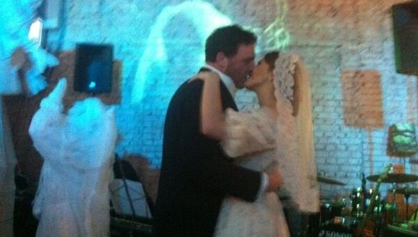 Фотография со свадьбы Ксении Собчак и Максима Виторгана, опубликованная в твиттер-аккаунте певицы Глюк'oZы