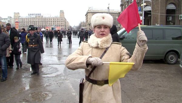 Регулировщицы с флажками и Т-34. Кадры военного парада в Волгограде