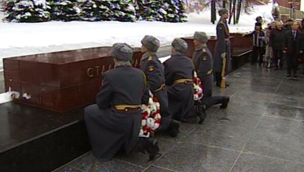 Цветы и слова благодарности победителям - 70 лет битве под Сталинградом