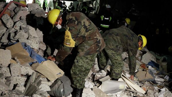 Разбор завалов в здании нефтяной компании Pemex в Мехико