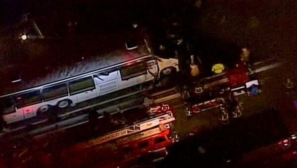 Автобус со школьниками врезался в пешеходный мост в США. Кадры с места аварии