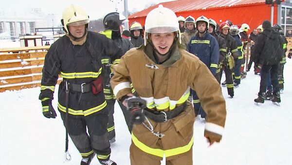 Пожарные катались на коньках и перетягивали рукав вместо каната