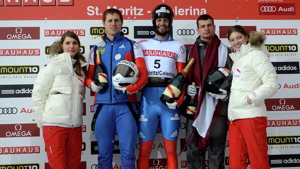 Российские спортсмены Сергей Чудинов (третье место) и Александр Третьяков (первое место) и спортсмен из Латвии Мартинс Дукурс (второе место) (слева направо)