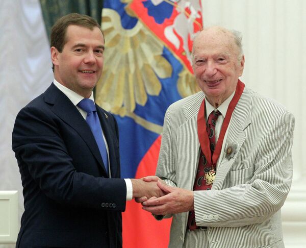 Дмитрий Медведев и награжденный орденом За заслуги перед Отечеством II степени композитор Оскар Фельцман