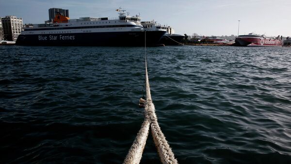 Пришвартованные паромы в порту Пирей на время забастовки работников морского транспорта