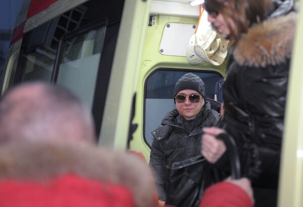 Сергей Филин садится в автомобиль скорой помощи после выписки из 36-й клинической больницы
