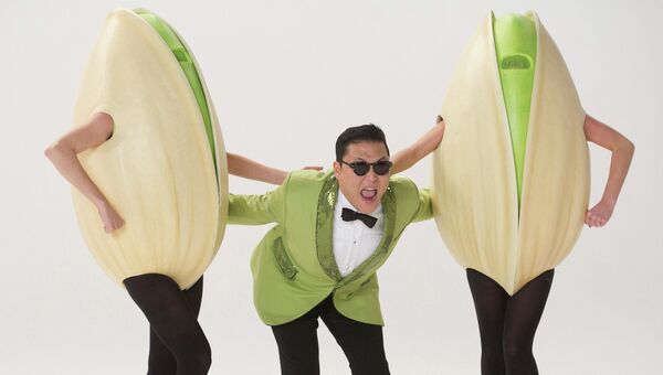 Южнокорейский рэппер Psy на съемках рекламы для Wonderful Pistachios в Голливуде