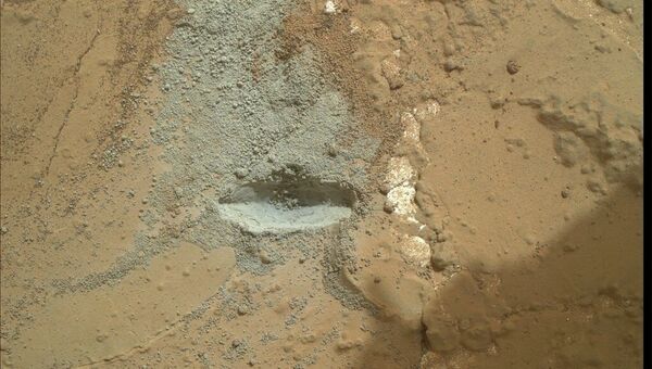 След от бура марсохода Curiosity на поверхности марсианского камня
