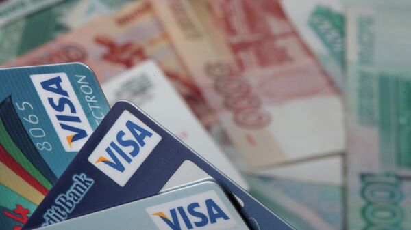 Пластиковые карты Visa и денежные купюры достоинством 1000 и 5000 рублей., архивное фото