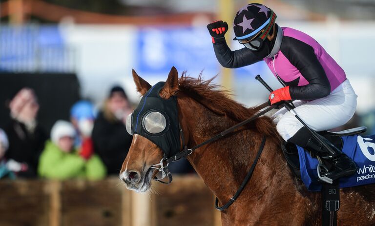 Участник скачек на льду озера Санкт-Мориц White Turf St. Moritz 2013