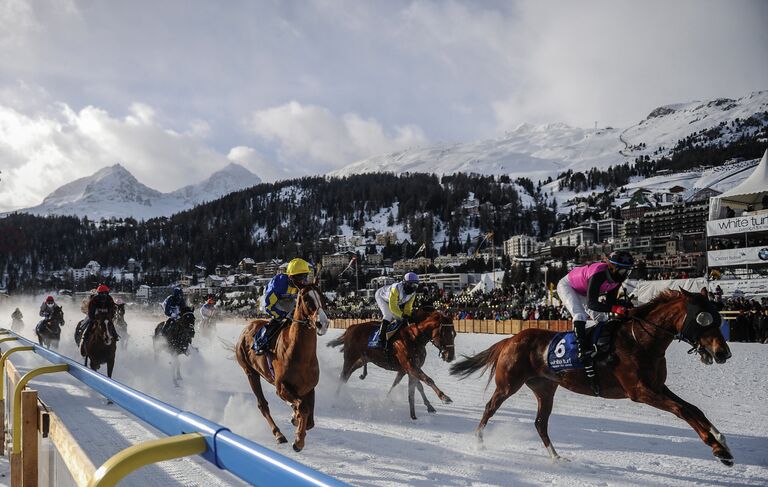 Участники скачек на льду озера Санкт-Мориц White Turf St. Moritz 2013