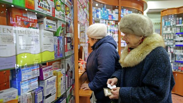 Жительница Калининграда покупает лекарственные препараты в аптеке. Архивное фото
