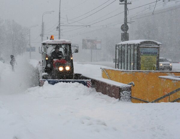 Снегоуборочная техника на Ленинском проспекте во время сильного снегопада
