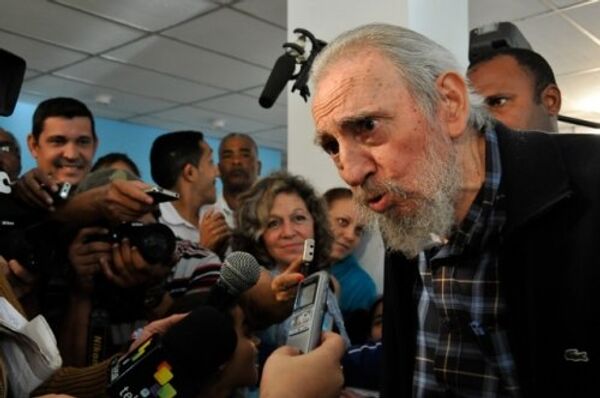 Фидель Кастро общается с избирателями и журналистами