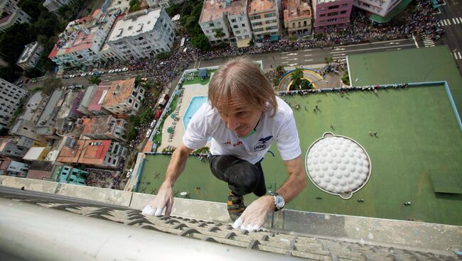 Французский скалолаз Ален Робер взбирается на гостиницу Habana Libre в Гаване