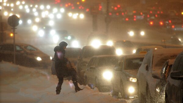 Затрудненное автомобильное движение на Новинском бульваре во время сильного снегопада в Москве. Архивное фото