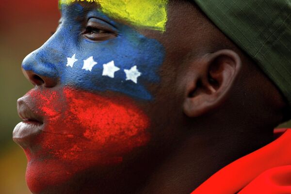 Солдат на военном параде в честь 21-ой годовщины попытки возглавленного Уго Чавесом государственного переворота в Каракасе