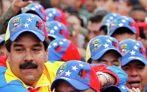 Вице-президент Венесуэлы Николас Мадуро принял участие в параде в честь 21-й годовщины попытки переворота Уго Чавеса в Каракасе