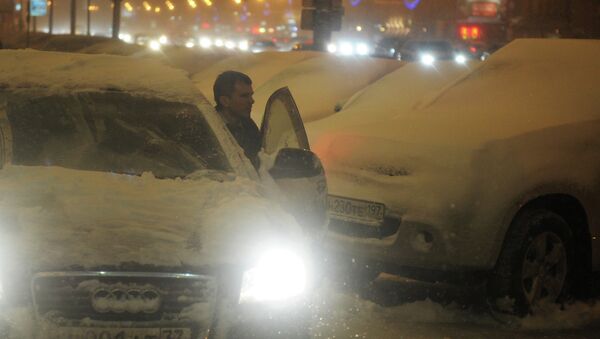 Автомобили, занесенные снегом, на Новинском бульваре во время сильного снегопада в Москве