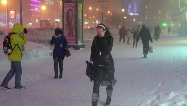 Прохожие на Новом Арбате во время сильного снегопада в Москве