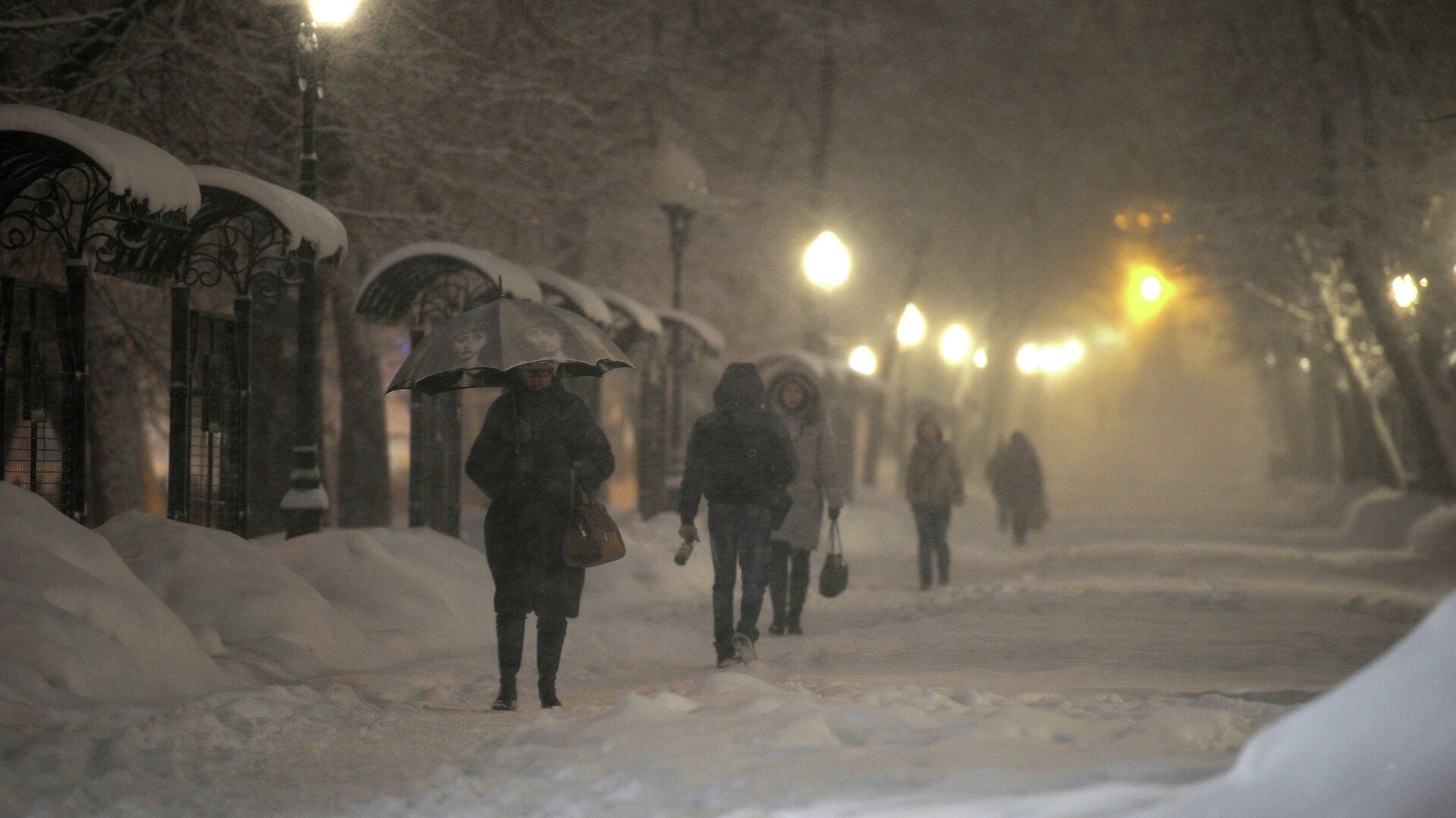 Прохожие на Гоголевском бульваре во время сильного снегопада в Москве - РИА Новости, 1920, 03.10.2021