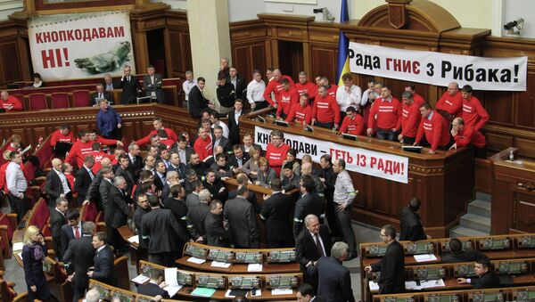 Депутаты оппозиции заблокировали работу Верховной Рады Украины