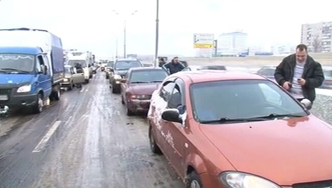 Водители знакомились и обедали в многокилометровой пробке на МКАД