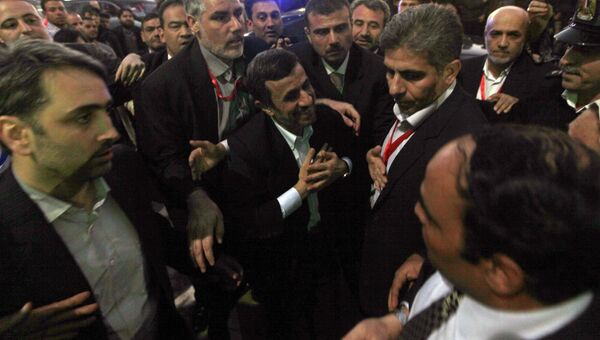 Президент Ирана Махмуд Ахмадинежад около каирской мечети Аль-Хусейн