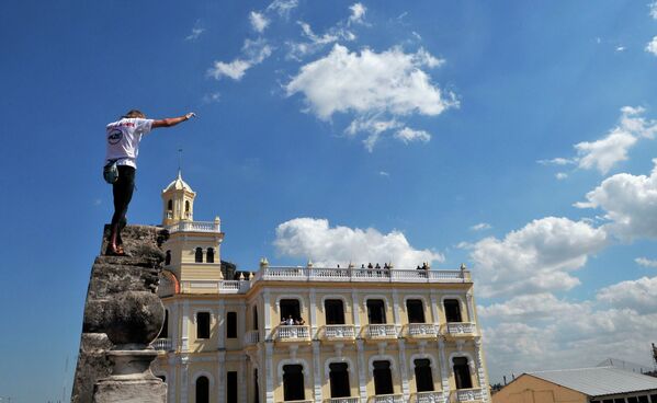 Человек-паук Ален Робер взбирается на здание школы в Гаване, Куба