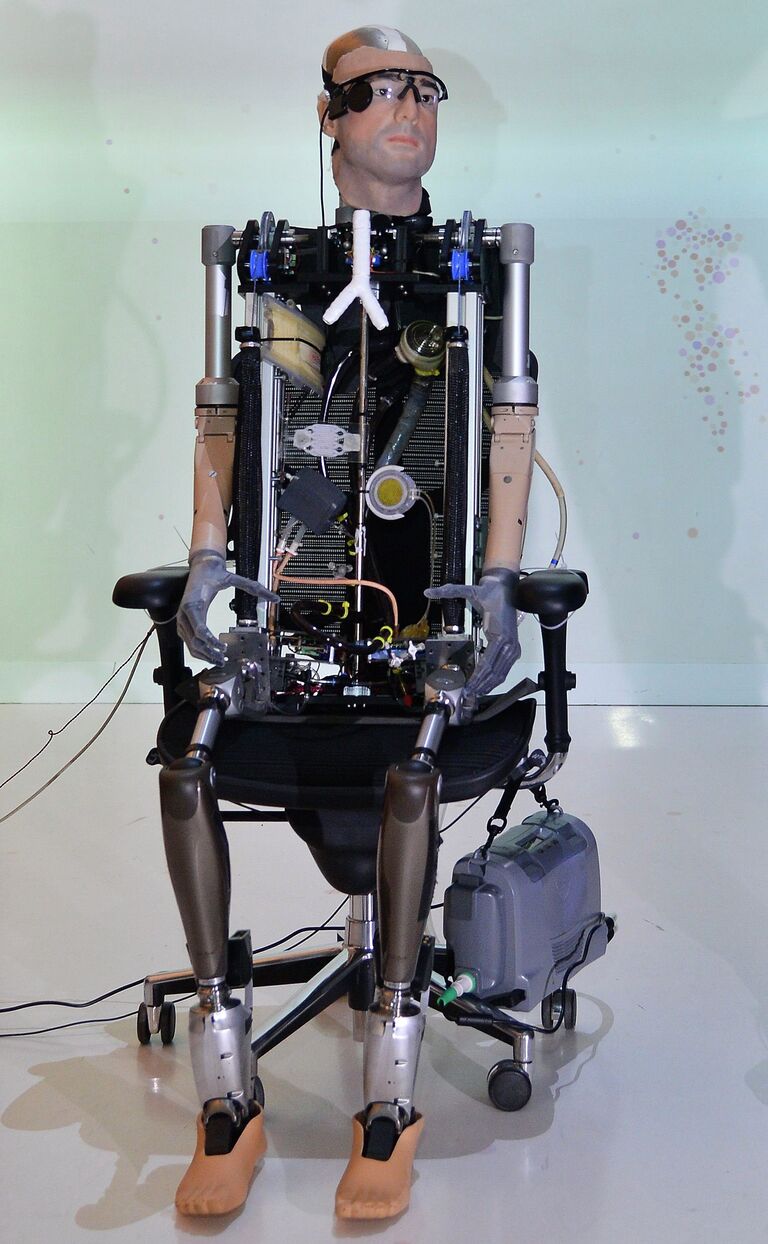Первый в мире бионический робот, состоящий из искусственных органов человеческого тела