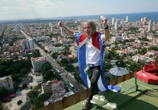 Человек-паук Ален Робер покорил самое высокое здание Гаваны - гостиницу Habana Libre