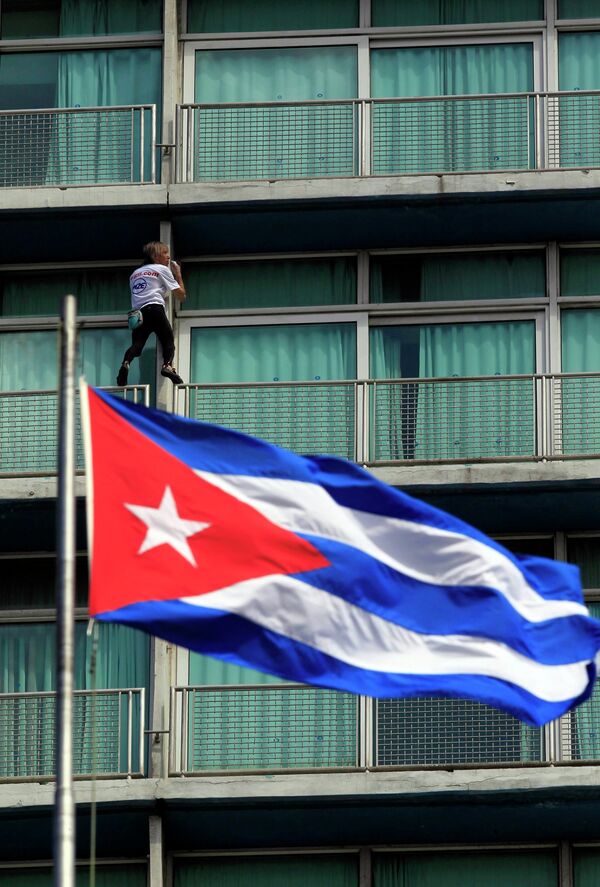 Французский человек-паук Ален Робер взбирается на гостиницу Habana Libre в Гаване