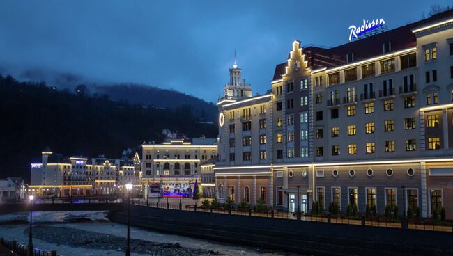 Вид на корпуса гостиничного комплекса Роза Хутор в Красной поляне.