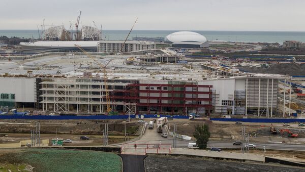 Вид на строительство Олимпийского парка. На первом плане - строительство Главного олимпийского медиацентра.