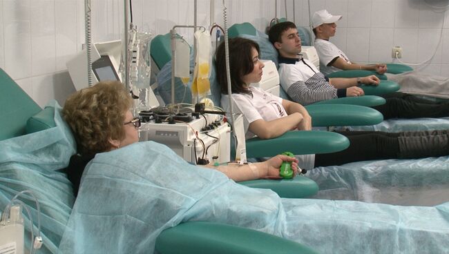 Посетители донорского центра сдают кровь. Архивное фото